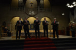 Deel van de mannen zingt I Believe
